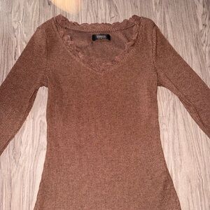 Zessica Ribbed V-Neck Long-Sleeve Top in Brown